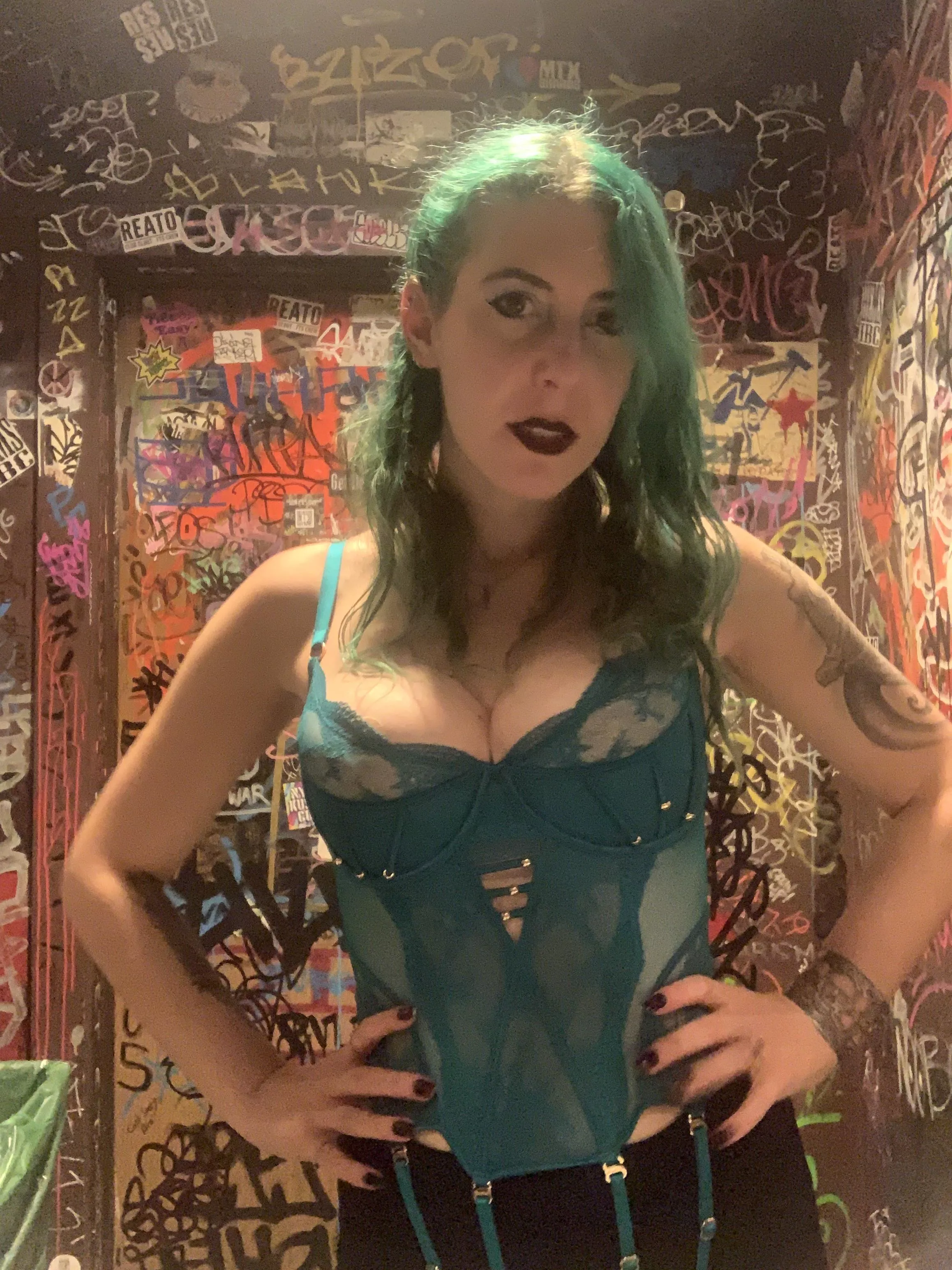 Grafitti wall cleavage