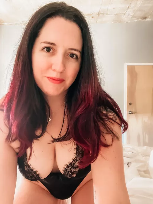 Hotel sheets just hit different 🖤🤍✨