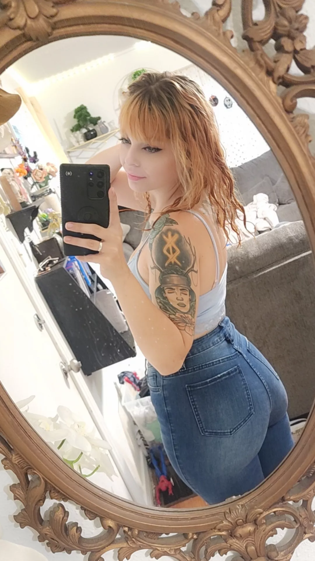 Naomi C (@thenaomipeaches)