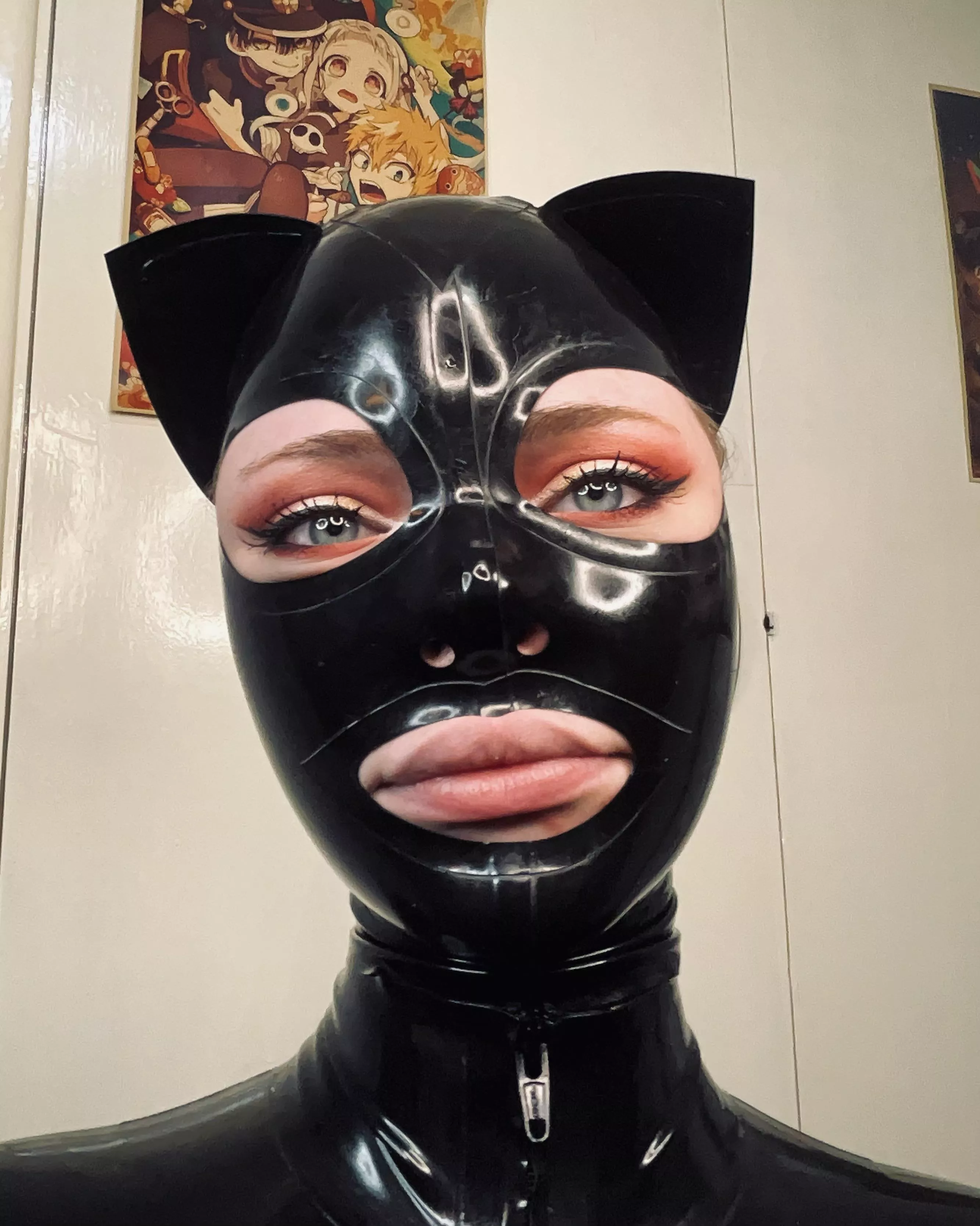 Nothing make me smile more than a latex hood 😊🖤