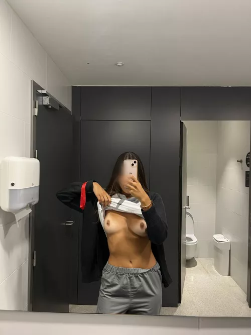 When I got out of the bathroom I heard the door behind me opening, 1 minute earlier and... 😳