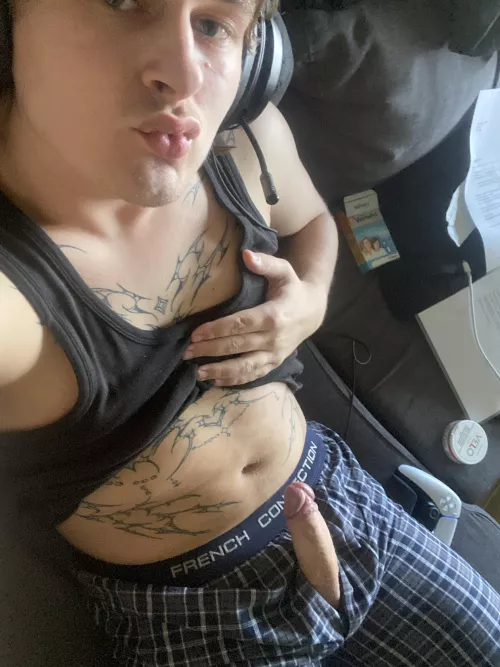 Anyone wanna play with me?🥺