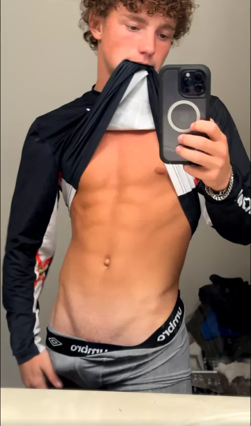 come take these clothes off me😏