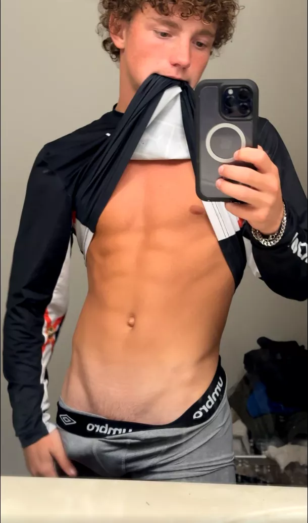 come take these clothes off me😏