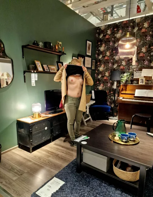 Flashing in Ikea 😘