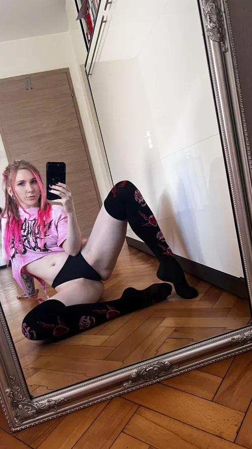 Leave a heart if you’d like to be my strict teacher and keep me back after class 😋