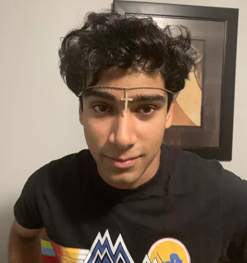 My sister thinks I’d look good in a circlet and is now finding me a Shadowheart cosplay for Halloween, I say I’m more of an Astarion what do you think?