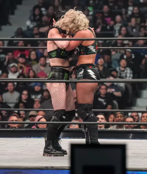 Saraya & Toni Storm 💋