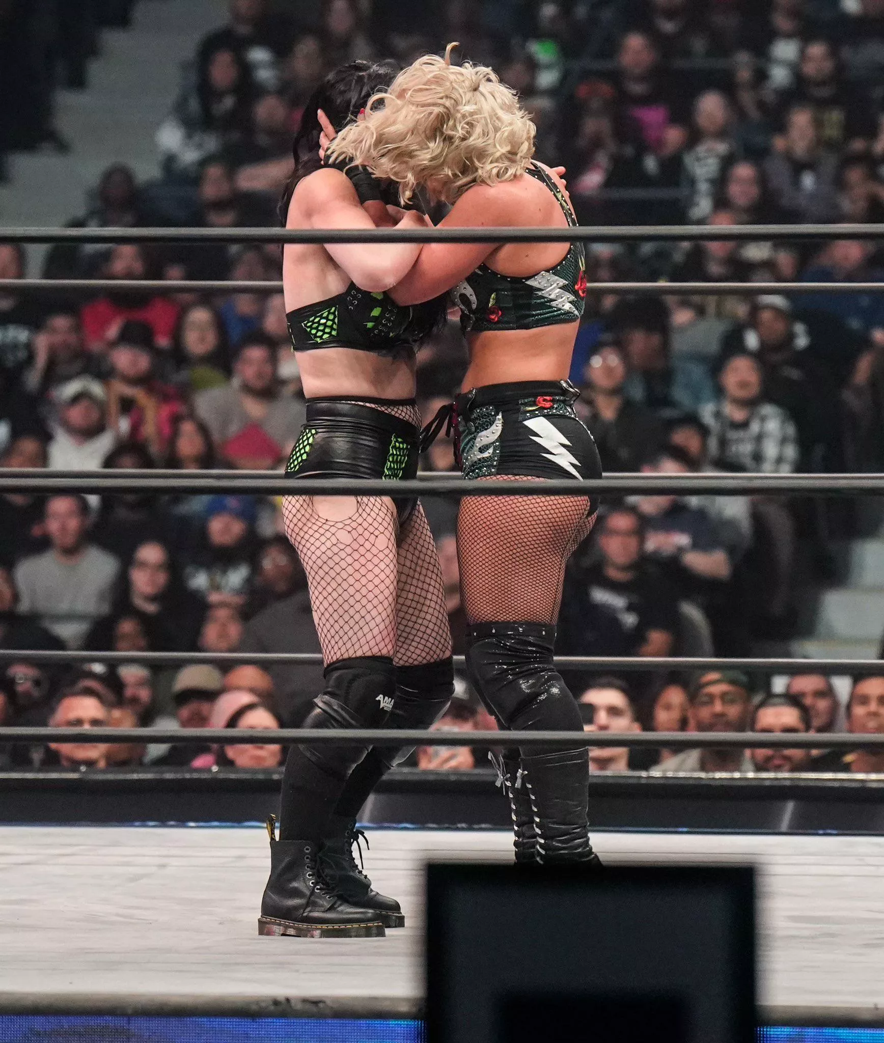 Saraya & Toni Storm 💋