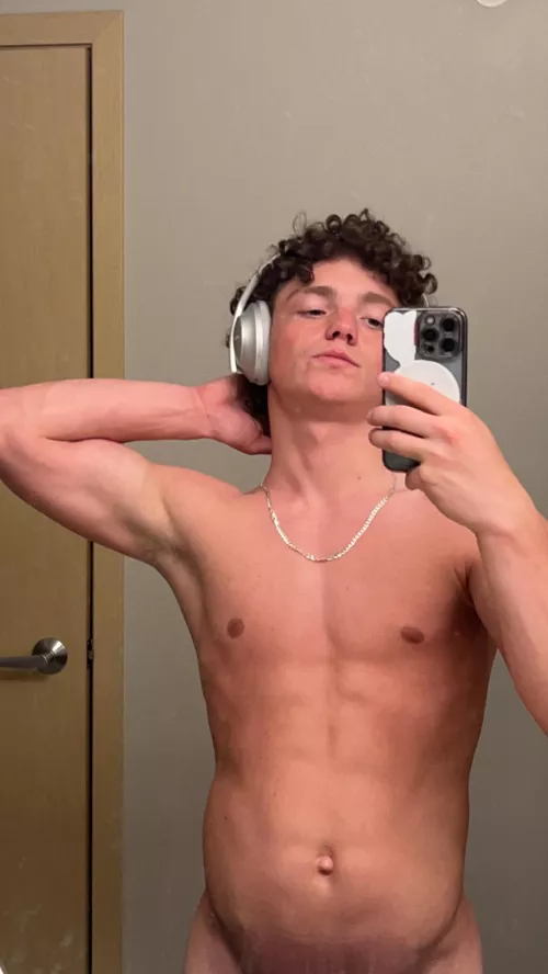 So horny hearing moans on my headphones!