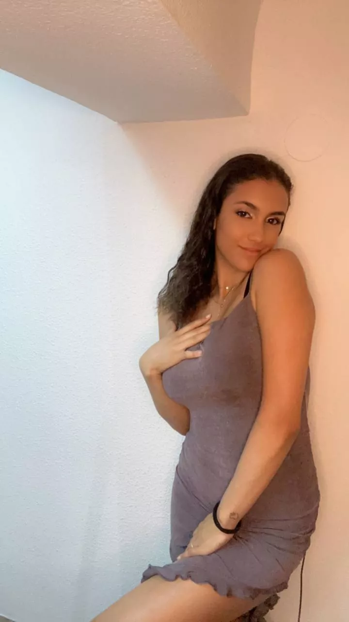 The Perfect Tight Dress to Show off Your Curves!