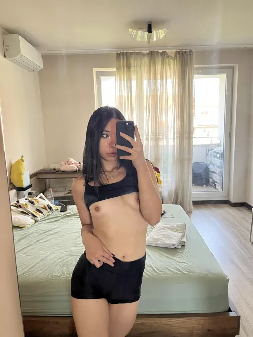 Topless cutie☺️