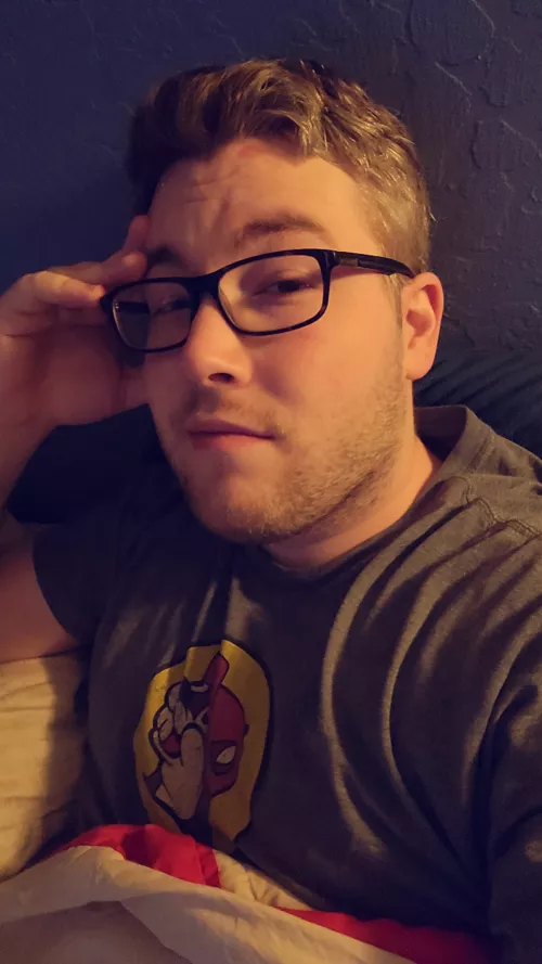 Where are all the cute, big spoon gaymer boys at? 👀