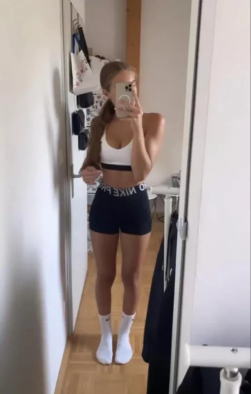 anyone wna trade pics