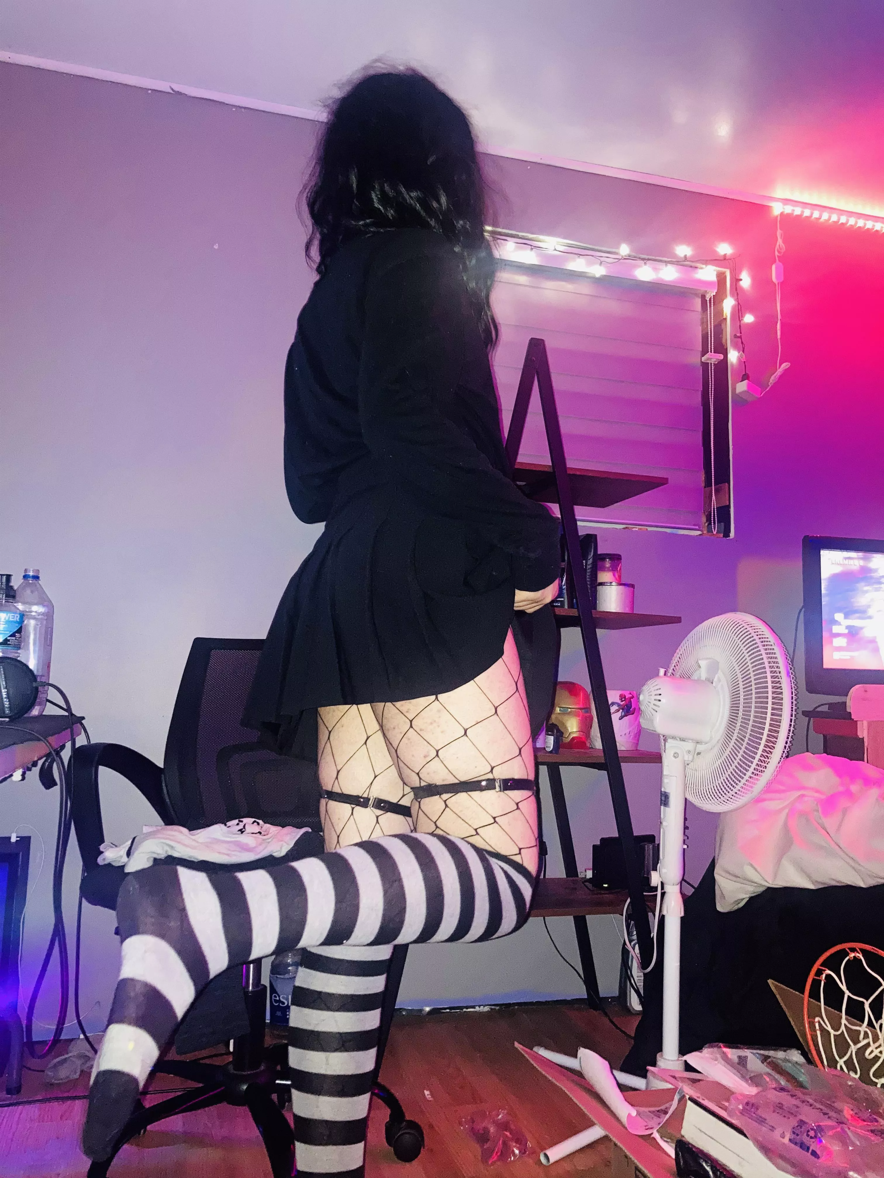 Hiiiiii (ignore messy room)