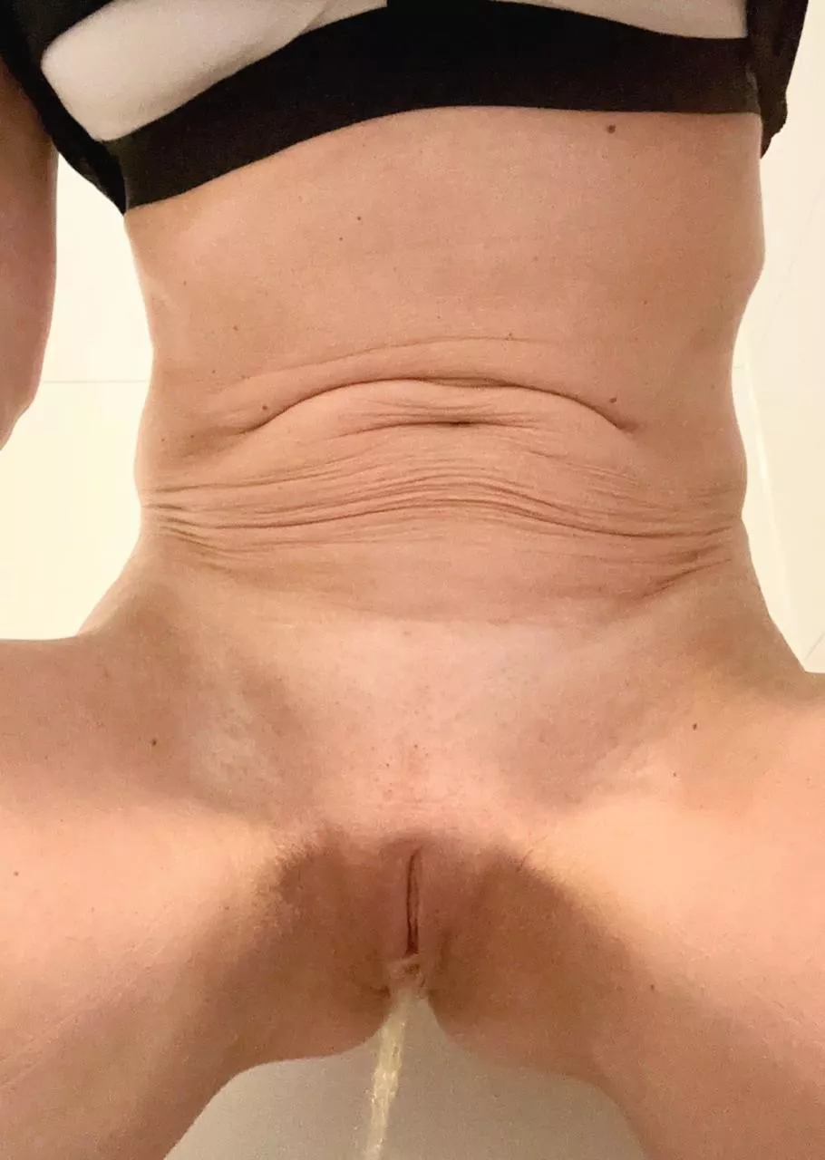 Just a quick pre-workout pee selfie