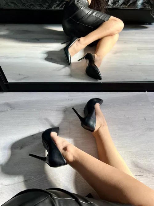 Leather skirt and black classic heels