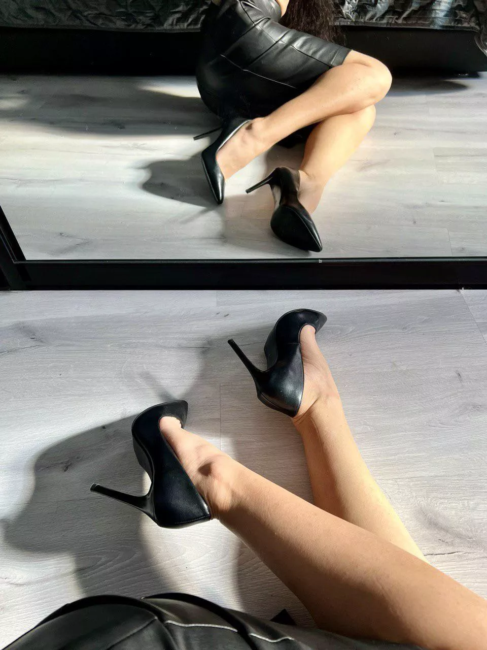 Leather skirt and black classic heels