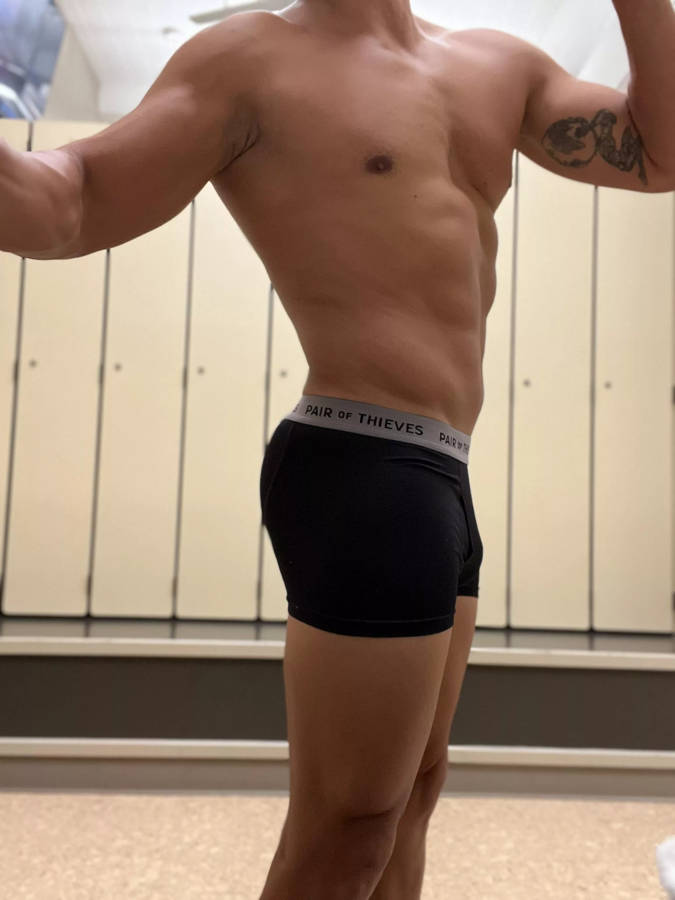 Sneaky gym time hump day pic! Wanna get sweaty with me?