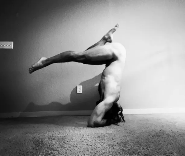 Happy Friday headstand! 😁