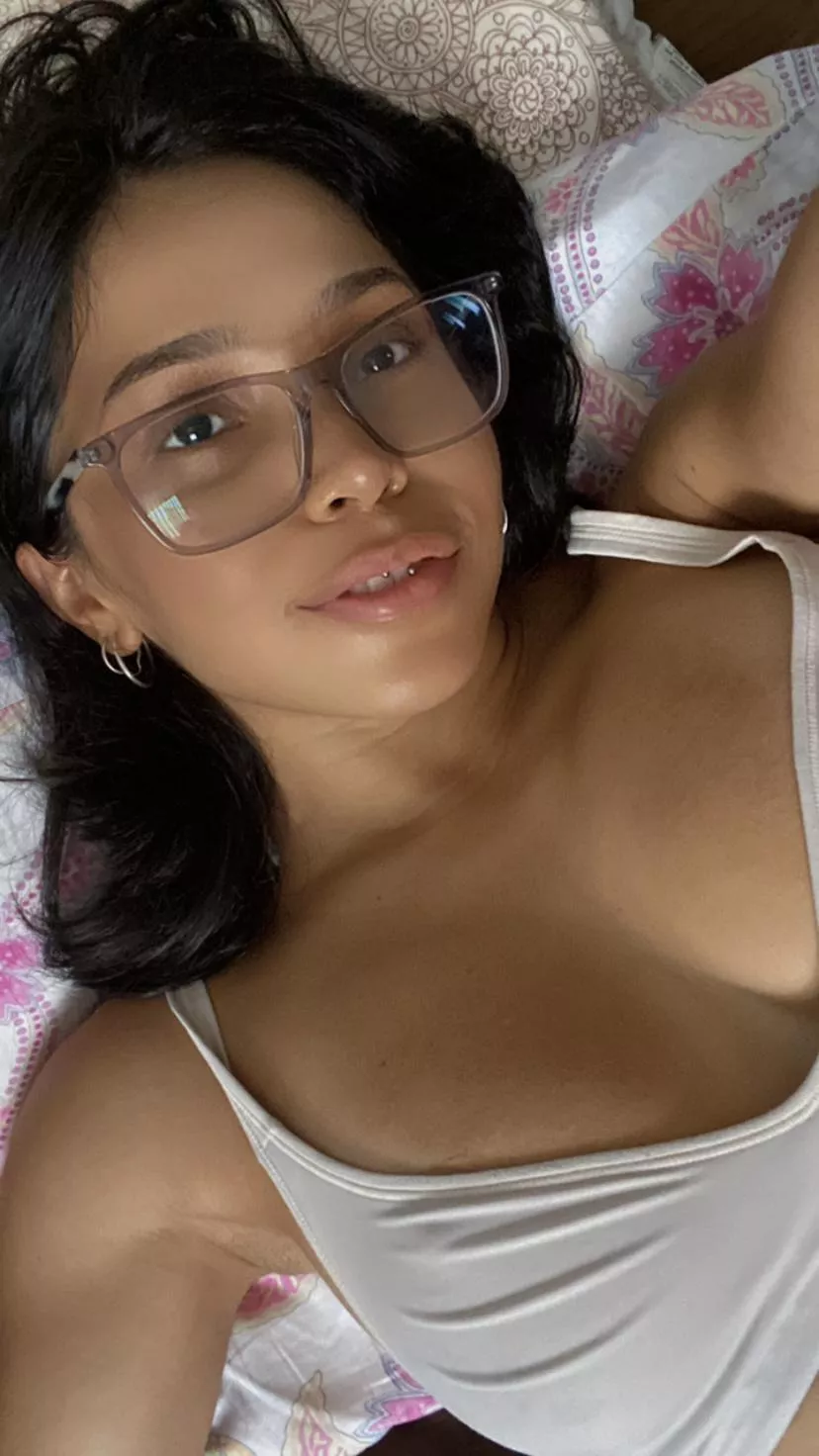 I love my white top [f]