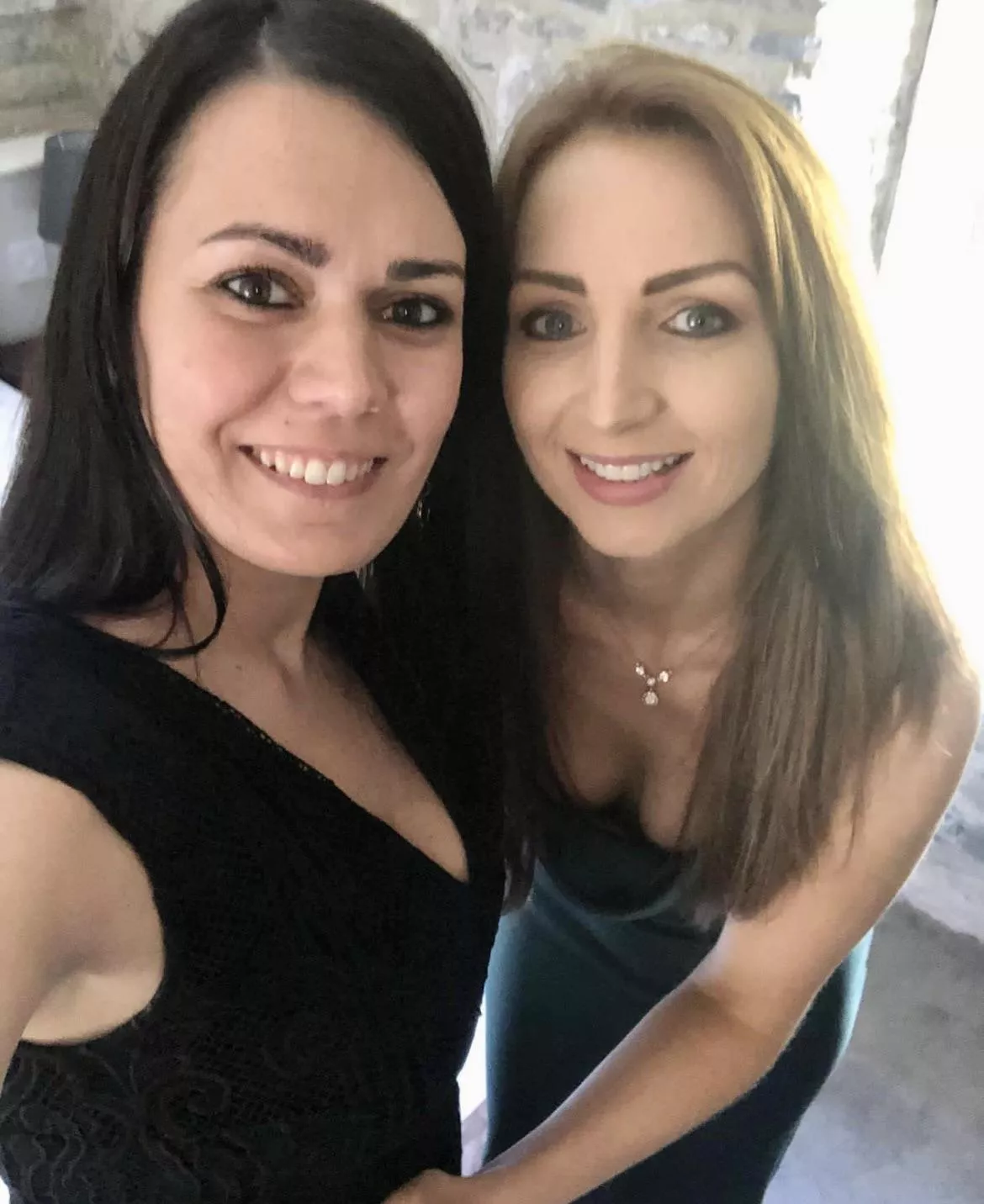 Jess 🖤 or Lisa 💚