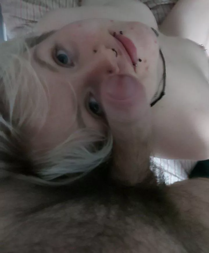 Short hair cockslut is happy to see you <3