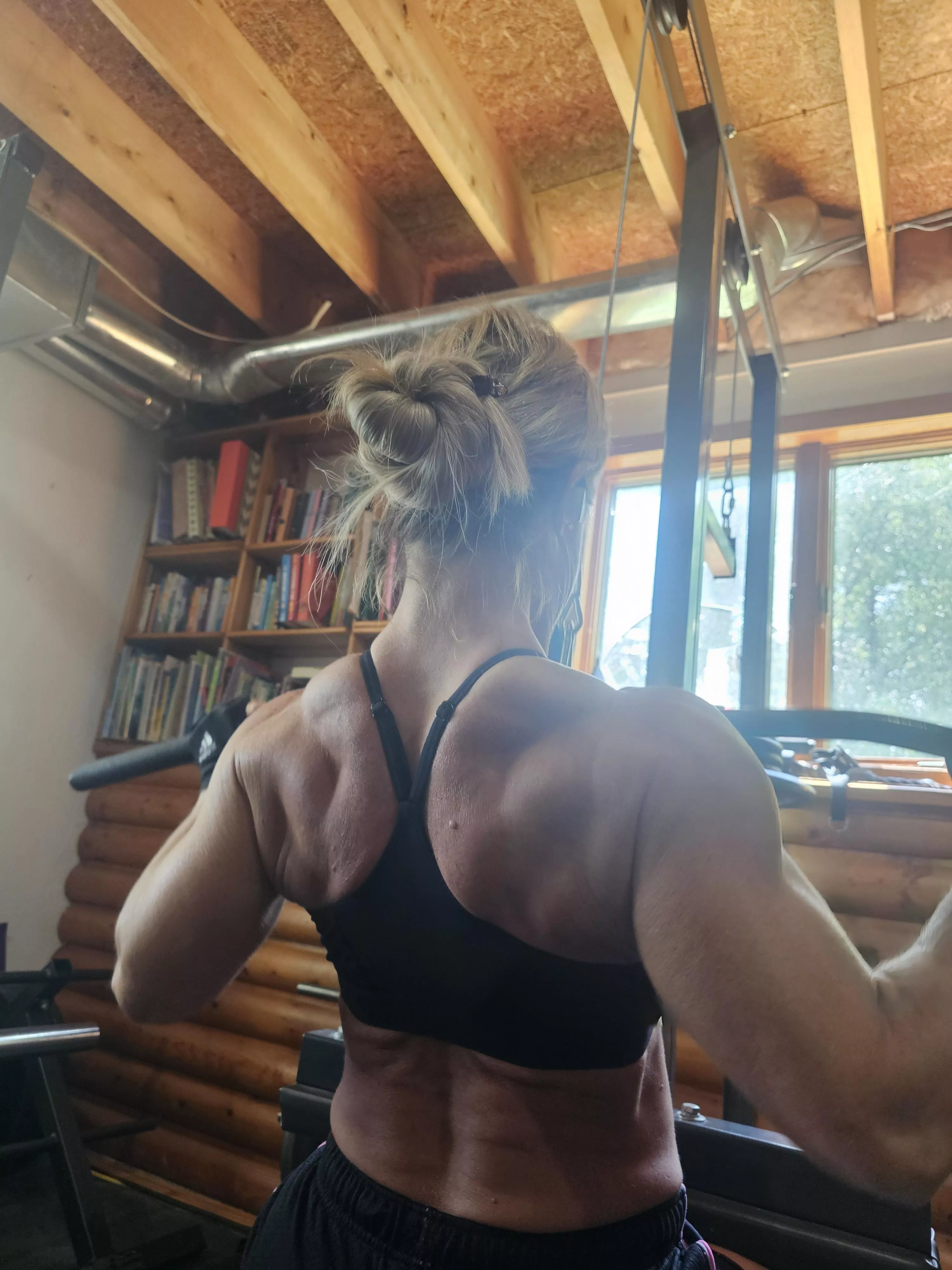Anna Fine Fit - Hitting those lats today... Hows my form?