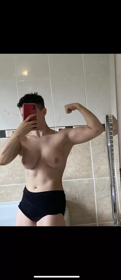 Anyone need a muscle mommy 🤷‍♀️ask nicely 🥰