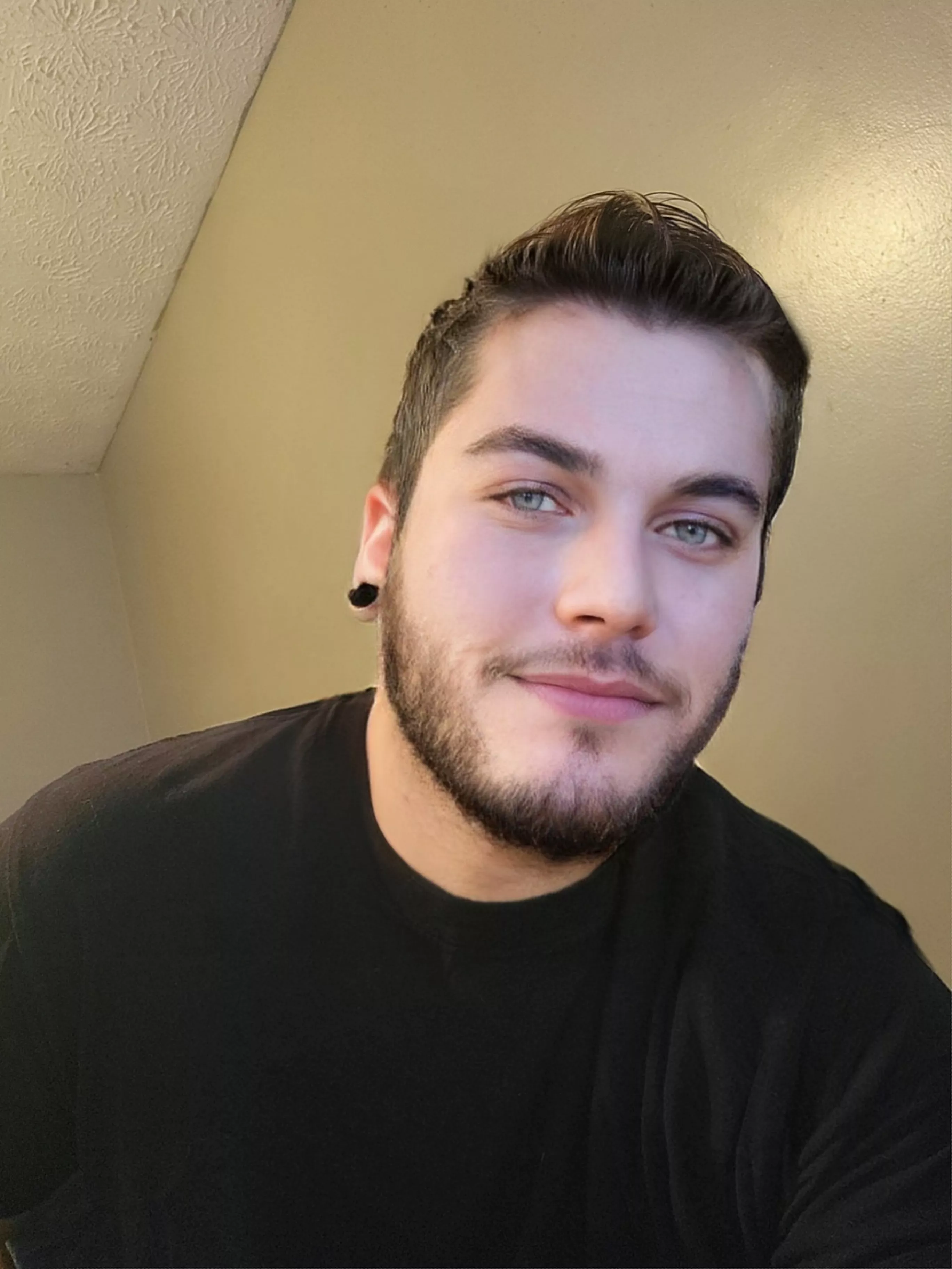 Chill day. 🍺 what's ur weekend plans? 🍂 can't wait for hoodie an shorts weather.