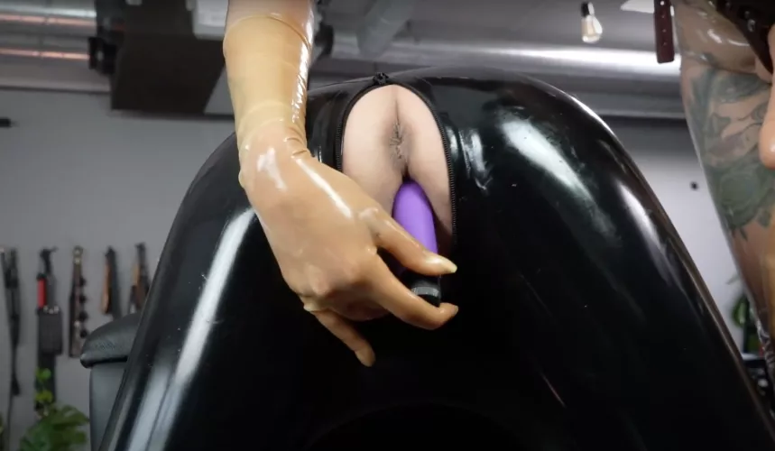 Dont you just love getting freaky in latex 😈