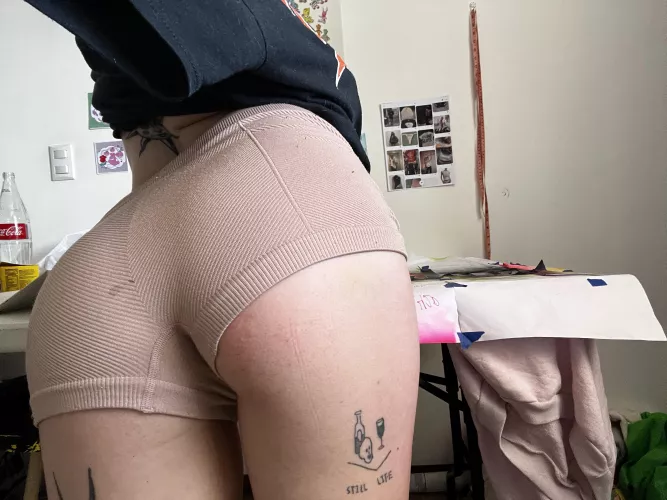 eat me out in my art room;)