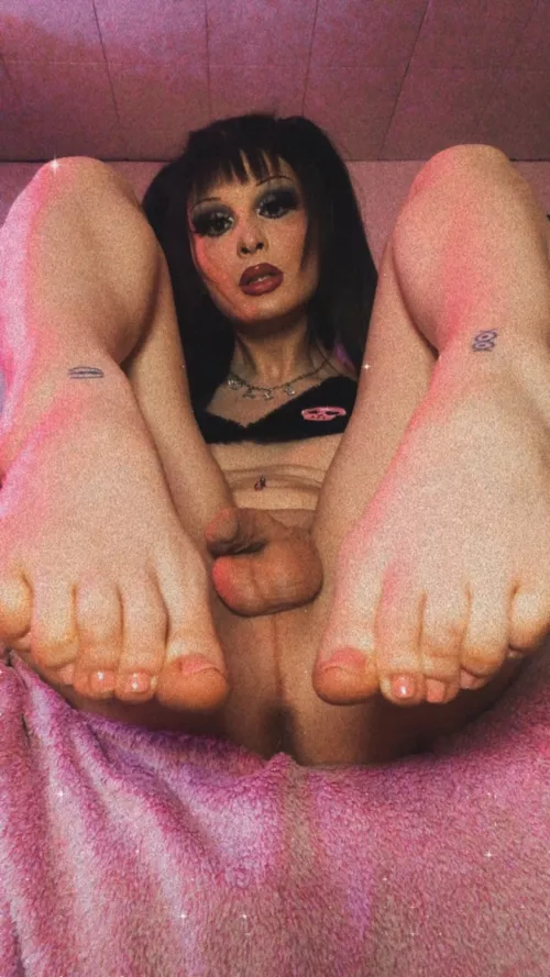 For those doms obsessed with feet, here's one for you