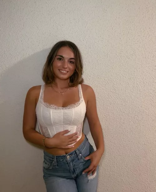 Love the white top on her IUTR