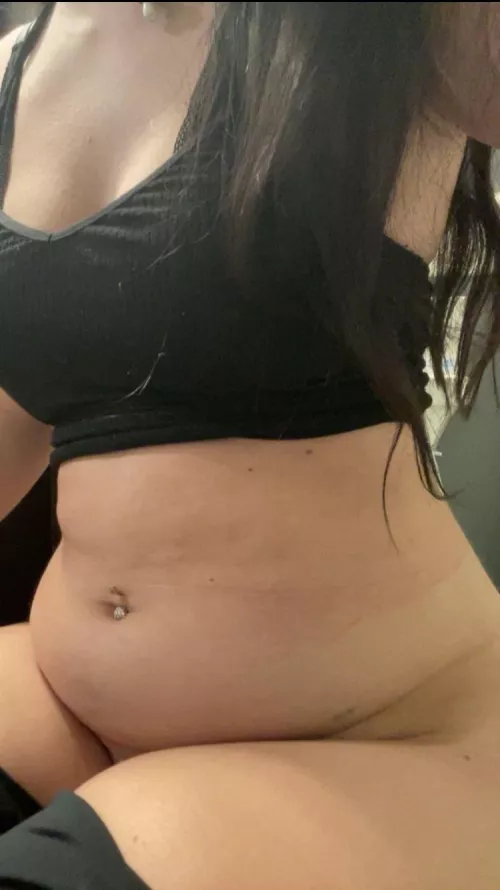 Play with my belly 😋