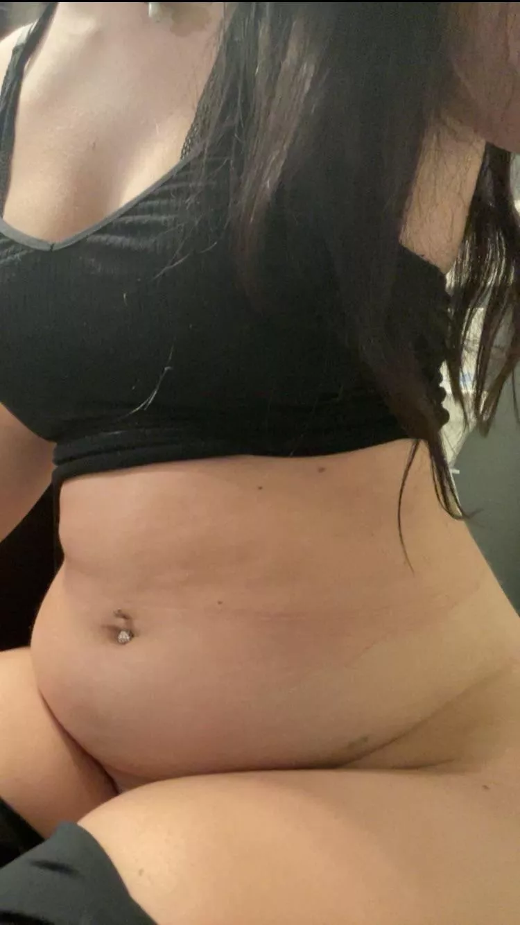 Play with my belly 😋