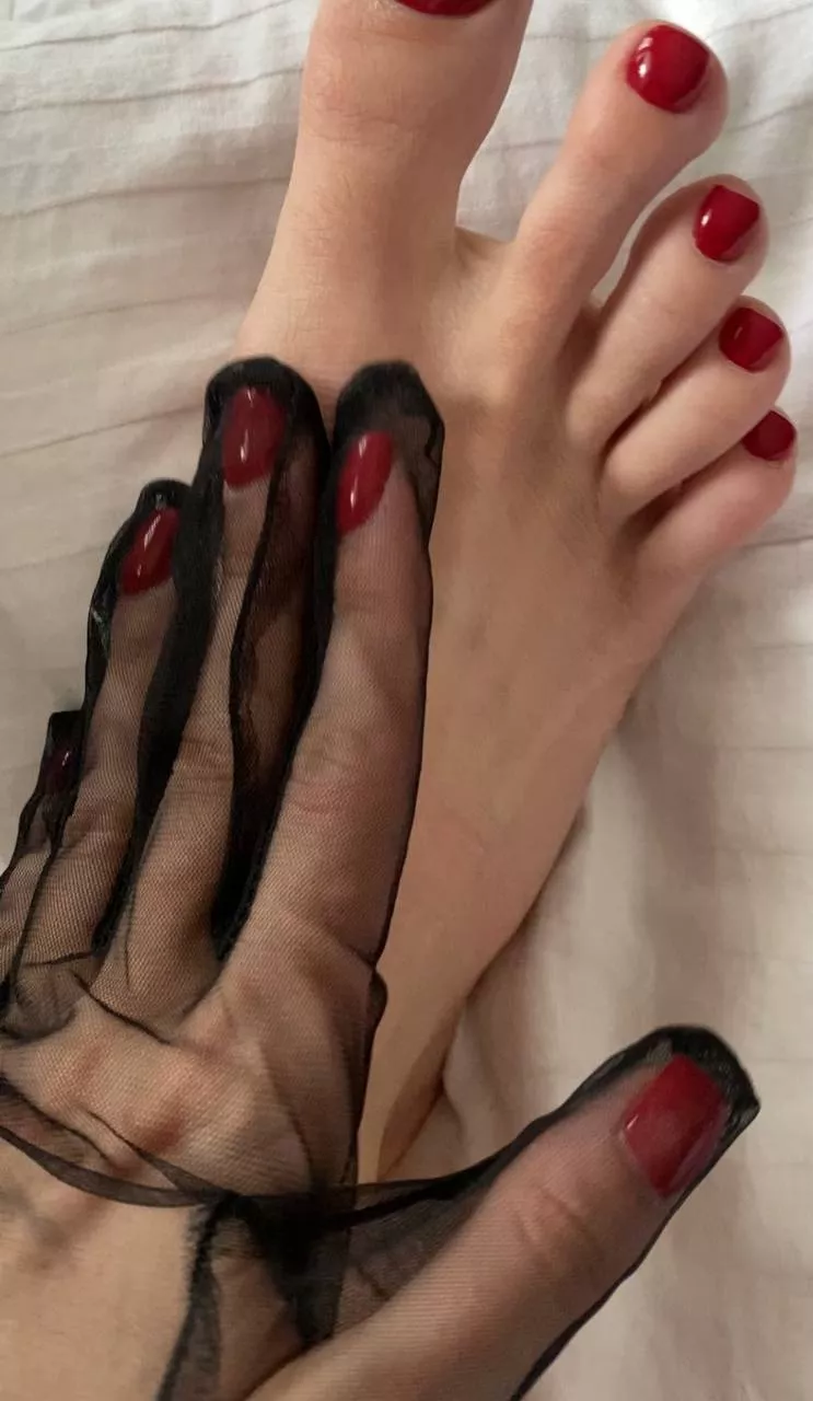 Red manicure and black transparent gloves are coolly combined