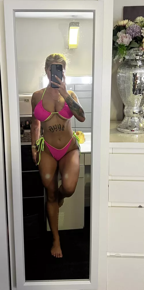 Can you help me untie this bikini?