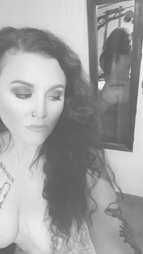 Curls and tan lines 🤍🖤