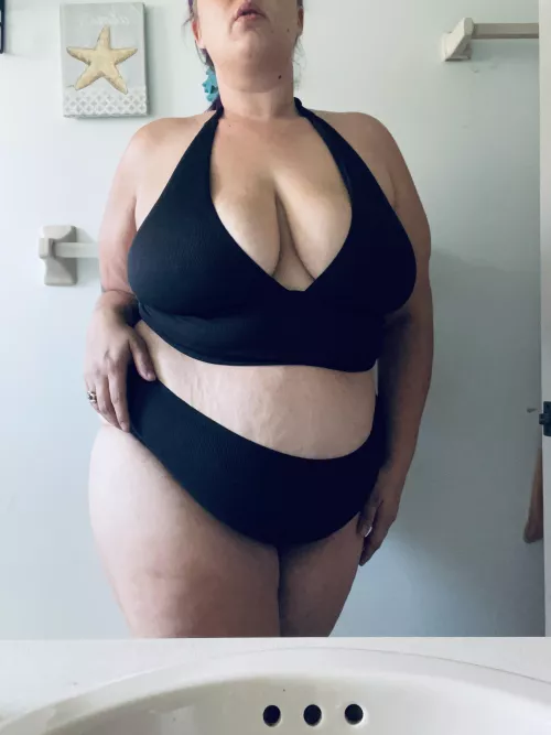 Heading to the beach in my new bikini 🖤