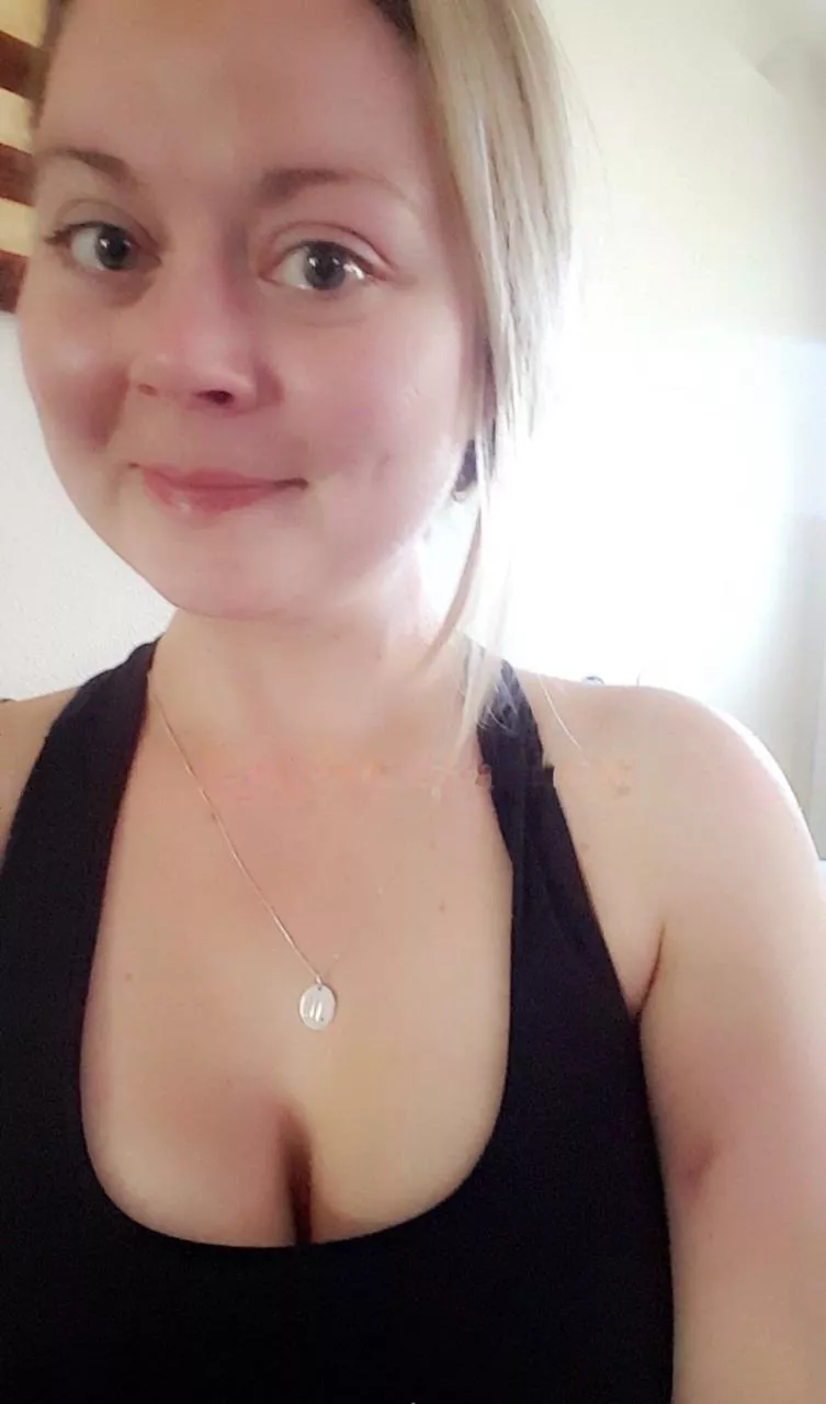 Hi I’m Melissa a 28F and a new hotwife