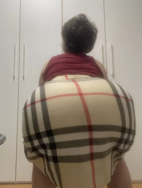 I feel embarrassed every time I need to bend down 😳