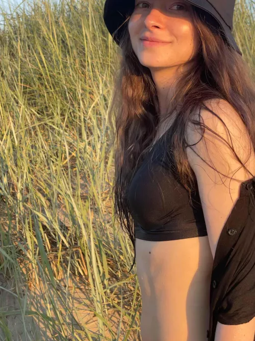 Small boobs look better in crop tops, agree?