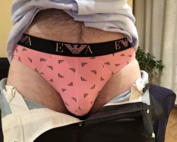 I really don’t know what I was thinking when I bought these briefs. I decided to wear them today though, since they are a nice contrast to my charcoal suit (43)