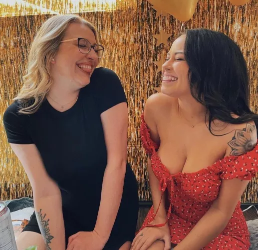 I wonder if she even realizes her dress is falling down..& why isn’t she fixing it