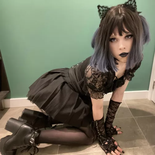 Just a cutesy goth boy wanting some pets🖤🖤