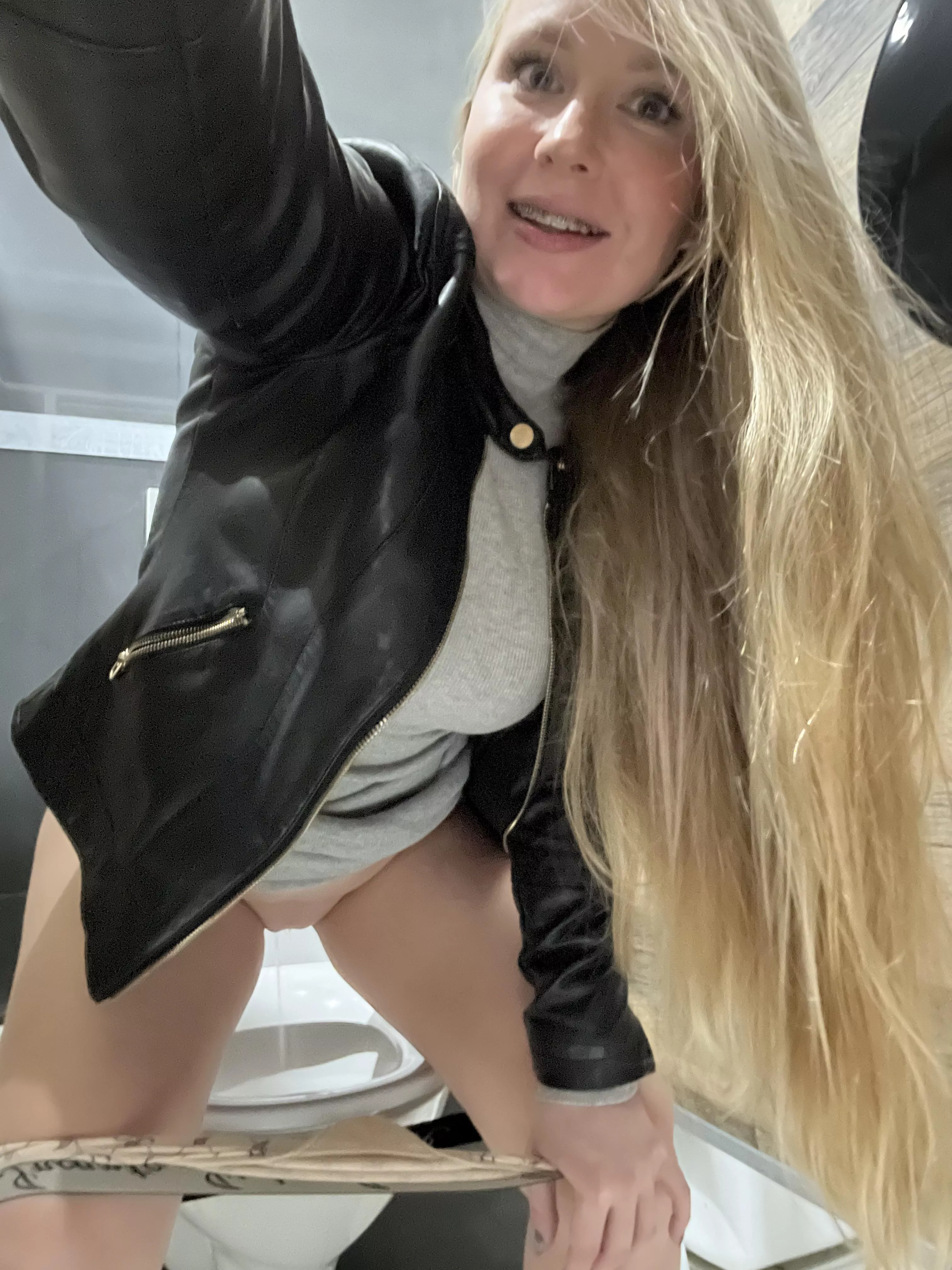 why is there a toilet and not your face?😈