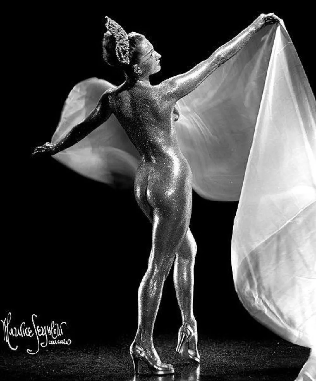 1940s French showgirl 🩶