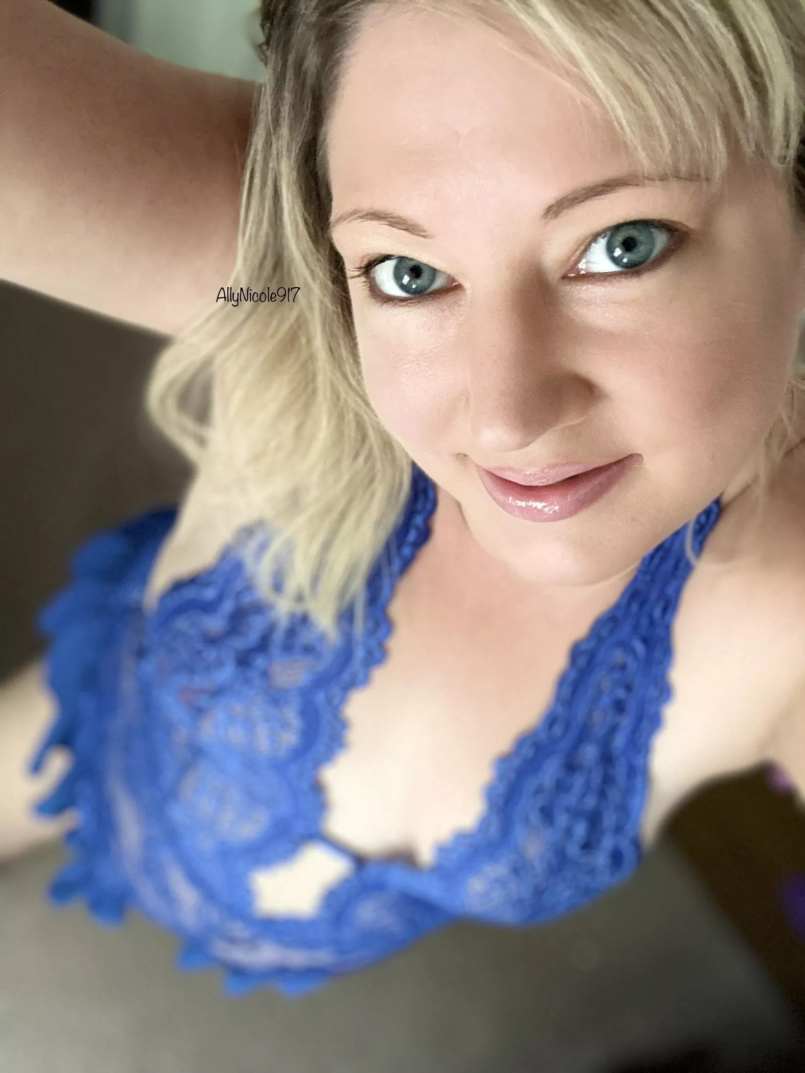 Blondes look so good in blue!