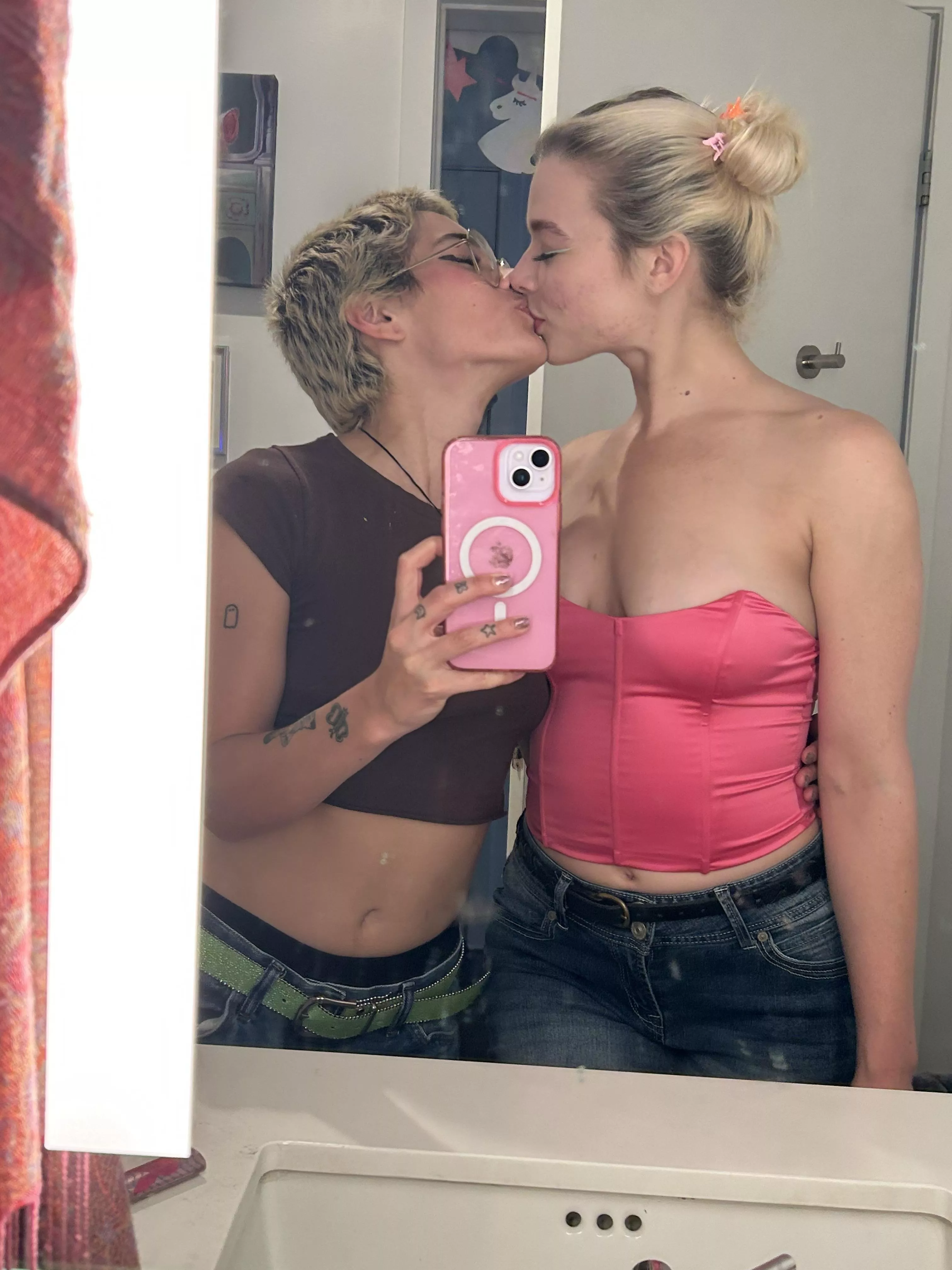 girl kisses are the best kisses <3 hehehe :3